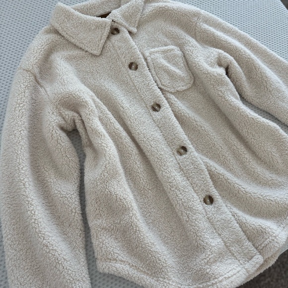 UGG Women's Koolaburra oversized cozy button up Sherpa Jacket in birch, medium - Picture 6 of 10